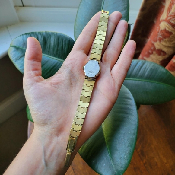 Vintage Dainty Gold Avia 17 Jewels Swiss Made Incabloc Watch - Picture 7 of 8